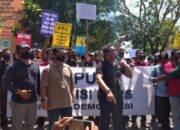 Cegah Liputan, KPU Indramayu Didemo Wartawan