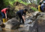 Wabup Erwan Bersihkan Sampah di Aliran Sungai Cipanas