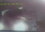 Lepas Tengah Malam Gerbang Mako Polres Tasikmalaya Kota Diterjang APV Hitam