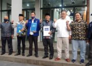 AHY Serahkan SK Demokrat ke Azies- Haris