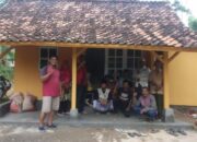 Karuwaci Gandeng Hilmi Bangun Kembali Rumah Ki Emid yang Roboh