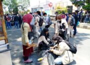 Sejumlah Mahasiwa dan Aktivis Lingkungan Turut Aksi Menolak UU Cipta Kerja dengan Membersihkan Sampah