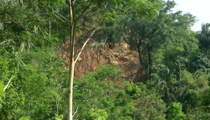 Rengat Gunung Pomporang Mengintai Sindanghurip