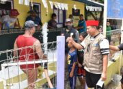 Wagub Berikan Sembako ke Terdampak Banjir Bandang di Garut