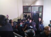 Anggota DPRD Tak Kunjung Datang, Massa Sweeping Ruangan Fraksi