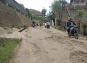 Masuk Sukasari, Jalannya Rusak, Warga Mengeluh
