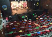 Keren, Jaga Jarak ala Seniman Pakai Payung Geulis