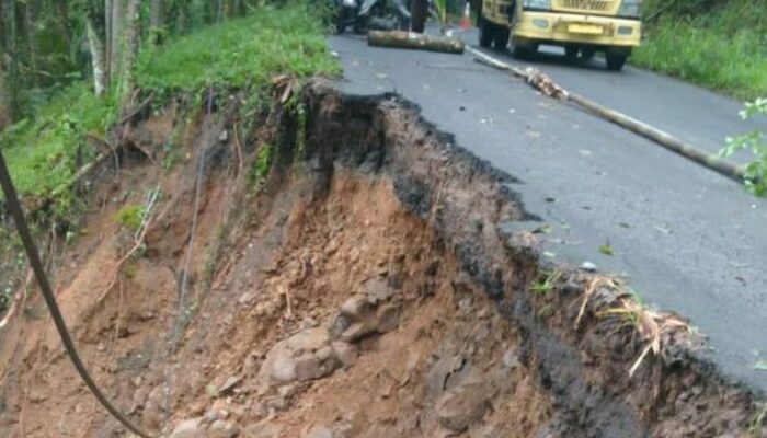 Sejumlah Jalan dan Jembatan Putus Total