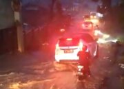 Jalan ke Sukasari Rusak, Banjir, Pemotor Terjatuh