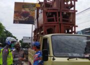 Di Singaparna, Truk Bermuatan Bangku Sekolah Menggunung Kena Tilang