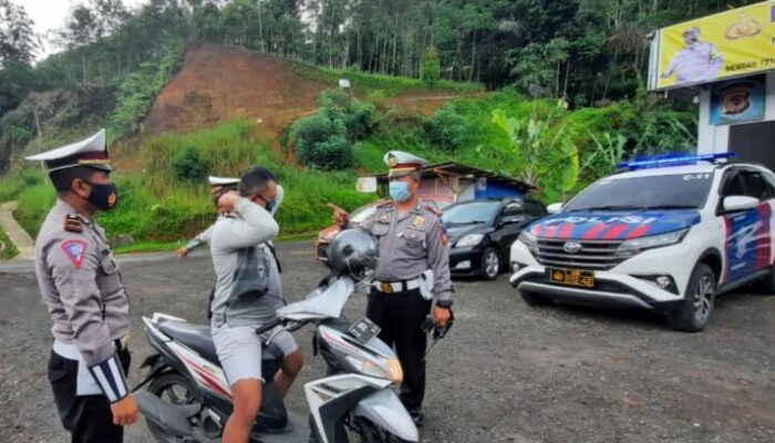 Polres Tasikmalaya Bagikan Masker, Sekaligus Memantau Arus Lalu Lintas