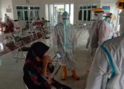 Santri dan Keluarga Ponpes Cipasung Ikuti Tes Swab Massal