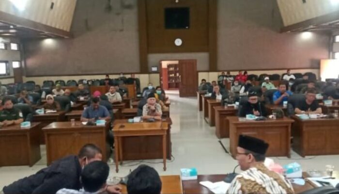 Pembahasan Raperda KPJ Dieliminasi, Warga Datangi DPRD Sumedang