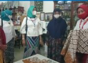 Persit KCK PD III/Siliwangi Sambangi Sentra Batik Indramayu