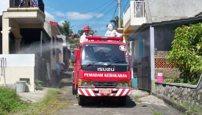 Petugas Damkar Garut, Tak Henti Lakukan Penyemprotan Disinfektan