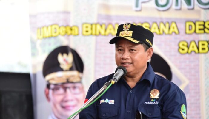 Kang Uu Serahkan Maskara di Garut