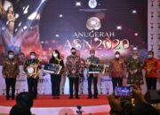 Sekda Sumedang Terima Penghargaan Piala Adigana