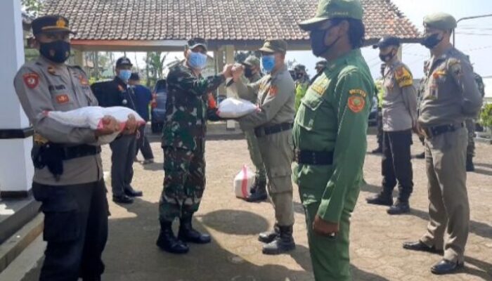 Forkopimcam Sukasari Berikan Sembako ke Anggota Linmas