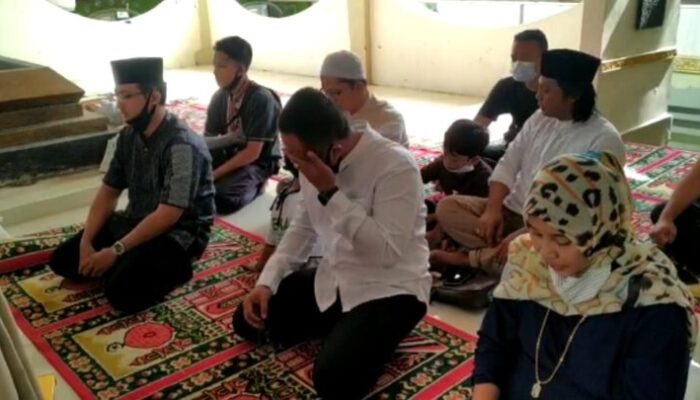 Sebelum Mencoblos, Cep Zamzam Berdoa sambil Terisak di Makam Ayahnya