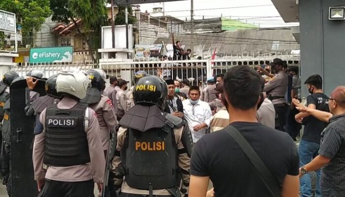 Demonstrasi Memanas, Sempat Bentrok Sampai Ada yang Berdarah