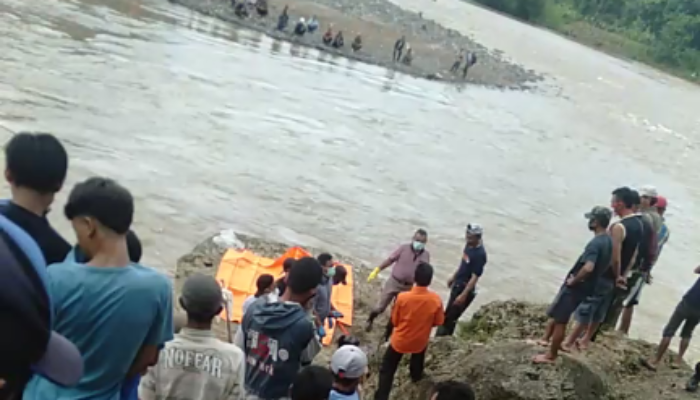 Di Sungai Ada Mayat, Dede Kaget