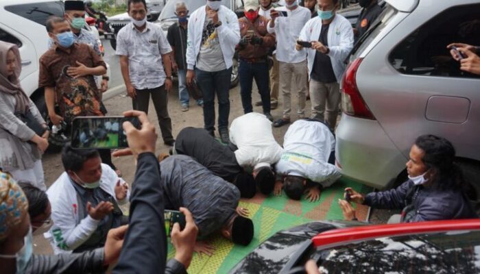 Quick Count Unggul, Iwan Sujud Syukur Diiringi Teriakan Takbir