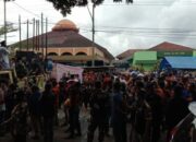 Pleno KPU Diwarnai Demo Pendukung Paslon 04