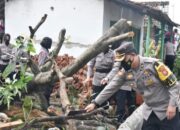 Polresta Cirebon Bantu Terdampak Puting Beliung di Desa Slangit