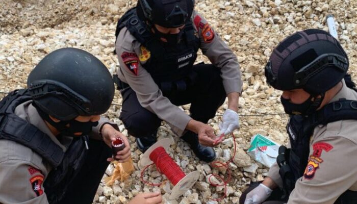 Warga Cipatat Temukan Bom, Ditangani Brimob Polda Jabar