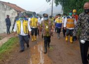 Menteri PUPR Tinjau Lokasi Tanah Longsor di Sumedang