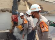 Santri Tertimpa Bangunan Roboh, Dievakuasi Brimob Polda Jabar