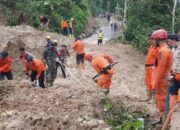 Tebing Longsor, Tasik-Pangandaran Via Cineam Sempat Lumpuh