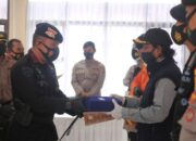 Dansat Brimob Berikan Penghargaan kepada Relawan Bencana