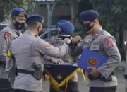 Dansat Brimob Berikan Penghargaan kepada Anggota Berprestasi