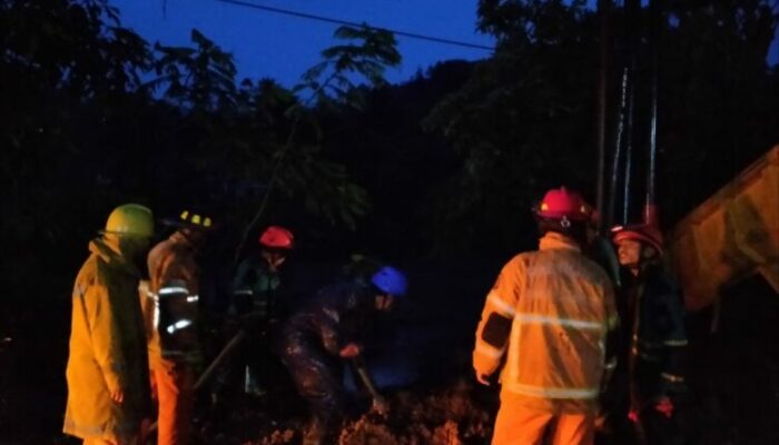 Lalu-lintas Tasik-Garut Tersendat, Petugas Turunkan Alat Berat