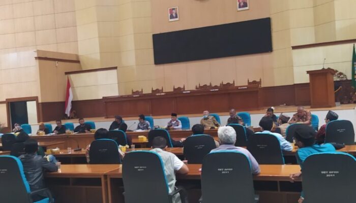 Merasa Dibohongi, AMPEG Ngadu ke Dewan Soal Penambangan Pasir di Leuweung Keusik