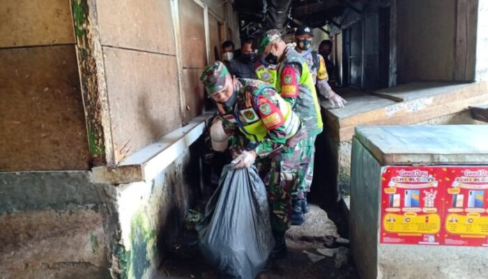 Danramil Agus Hermawan Lakukan Penyemprotan Disinfektan di Pasar Tanjungsari