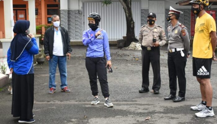 Gunakan Sepeda, Kapolres Banjar Pantau Penerapan PPKM Skala Mikro