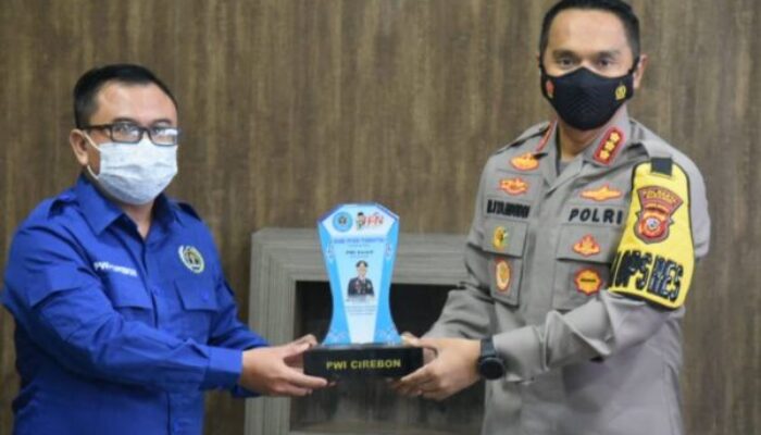 PWI Cirebon Berikan Penghargaan kepada Kapolresta, Program ATM Beras dan Peduli Disabilitas