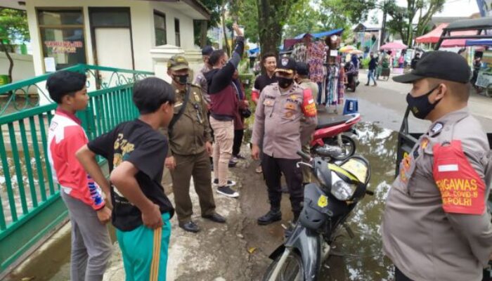 Personel Polsek Baleendah Bubarkan Aktifitas Pasar Tumpah