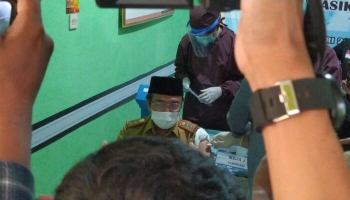 Bupati Tasikmalaya tak Hadiri Vaksinasi, Alasannya Dua Versi