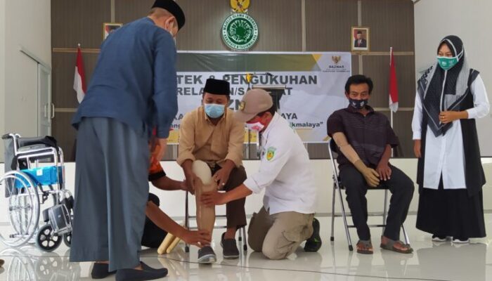 Kaki-Tangan Palsu dan Kursi Roda dari Baznas Kabupaten Tasikmalaya