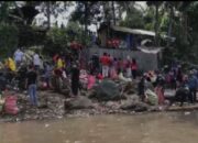 Sampah Plastik Ditukar Emas Mulia, Warga Menyemut di Sungai Ciwulan
