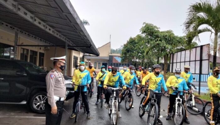 Sambil Gowes, Kapolres Tasikmalaya Cek Prokes di Masyarakat