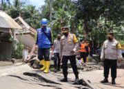 Warga Menjerit Histeris Saat Melihat Satu Persatu Rumah Ambruk