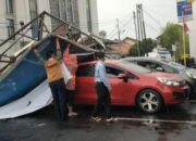 Hujan Angin, Tiga Mobil Nasabah Bank BJB Tertimpa Baligo