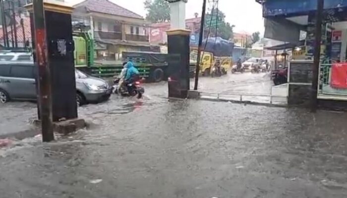 Banjir di Jalan Prabu Kiansantang-Salamnunggal, Warga Minta Diperhatikan Pemkab Garut