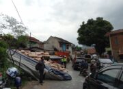 Truk Muatan Semen Seruduk Rumah di Jatinangor
