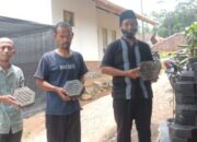 Warga Cipatat Taraju Olah Sampah Plastik Jadi Paving Block