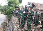 Kasdam III Siliwangi Tinjau Pengerjaan Bantaran Sungai Ambles di Majalaya